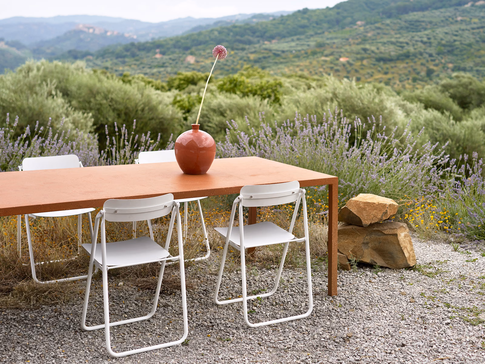 Opinion Ciatti: An ILtavolo table is shown in an open-air garden setting.