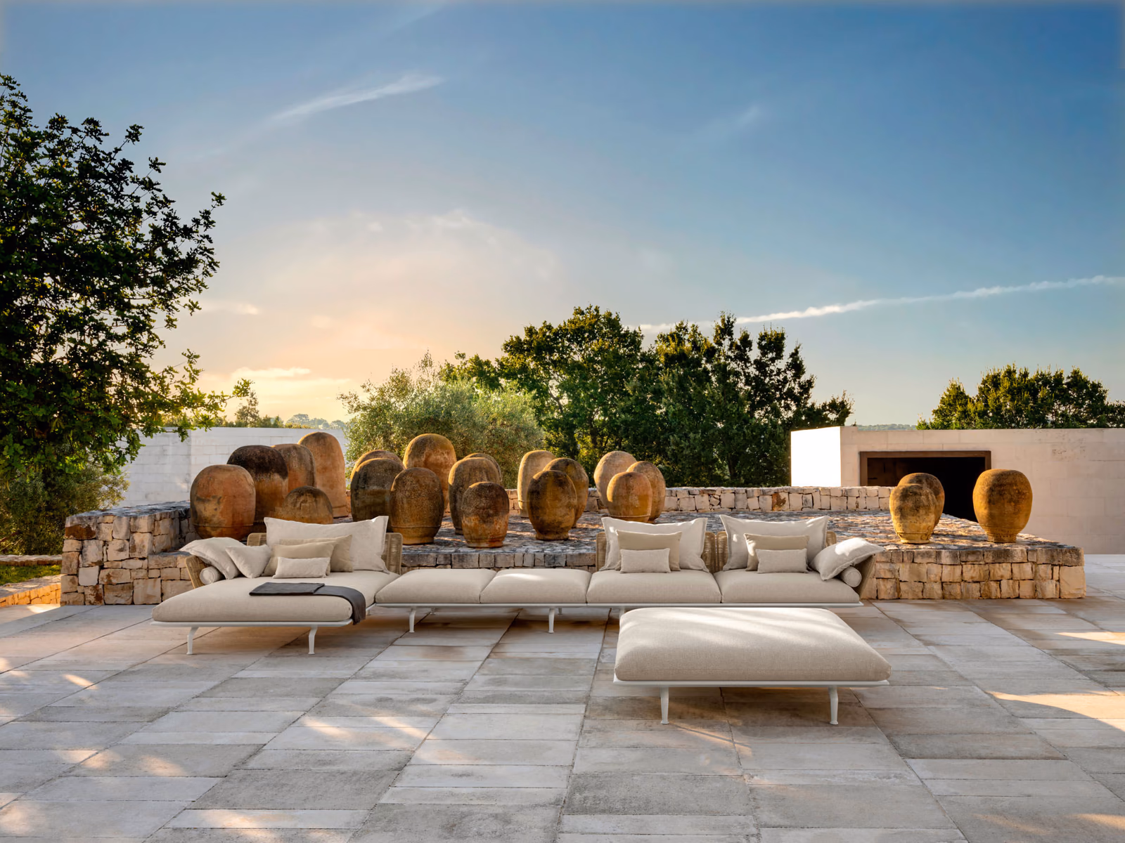 Talenti: A Cruise Alu modular sofa creates a generous outdoor seating area.